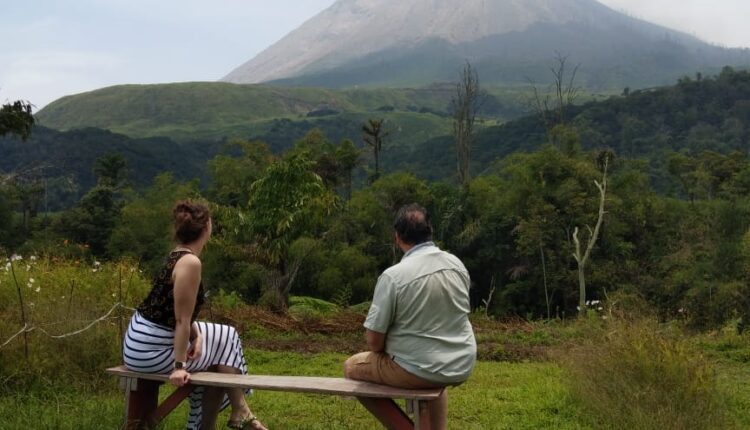 Turis dari Belanda dengan pemandangan Gunung Sinabung Foto: Ist