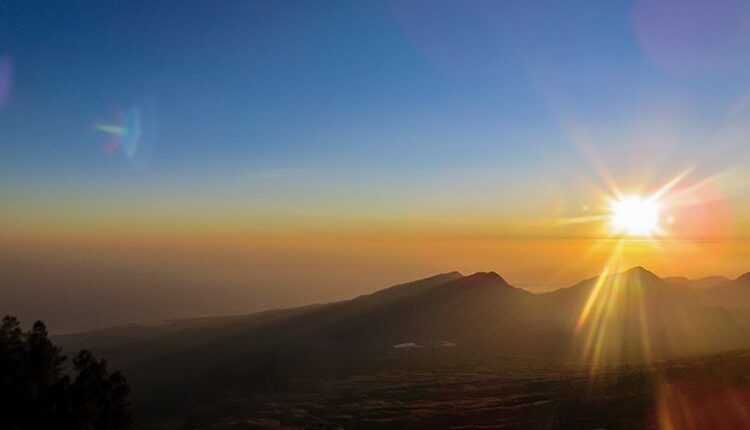 Matahari terbit dilihat dari Plawangan Sembalun Gunung Rinjani.(KOMPAS.com/ANGGARA WIKAN PRASETYA)