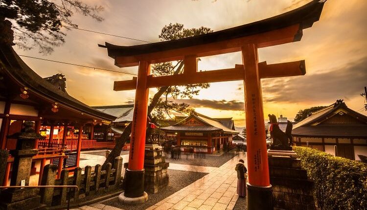 Ilustrasi Jepang - Fushimi Inari Taisha.(SHUTTERSTOCK)