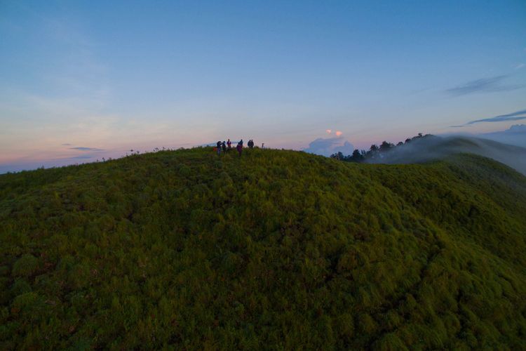 Lanskap matahari terbit dari puncak Bukit Pergasingan, Lombok Timur, Nusa Tenggara Barat, Kamis (19/3/2015). Puncak Bukit Pergasingan menjadi pilihan wisata trekking di Lombok Timur untuk menyaksikan matahari terbit dan lanskap Gunung Rinjani. KOMPAS IMAGES/FIKRIA HIDAYAT(FIKRIA HIDAYAT)