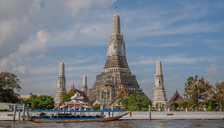 Kuil Buddha, Wat Arun di Bangkok, Thailand, yang bisa diakses melalui Sungai Chao Phraya.(PEXELS/Елена)