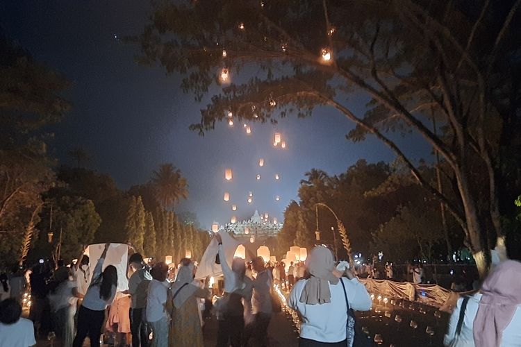 Masyarakat antusias menerbangkan lampion pada puncak peringatan Tri Suci Waisak 2566 BE, di pelataran Candi Borobudur, Magelang, Jawa Tengah, Senin (16/5/2022) malam.(KOMPAS.COM/IKA FITRIANA)