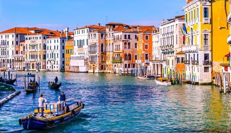 Air di kanal Venesia, Italia biasanya berwarna bening atau biru. Namun pada Minggu (28/5/2023), air kanal berubah jadi hijau neon.(UNSPLASH/KIT SUMAN)