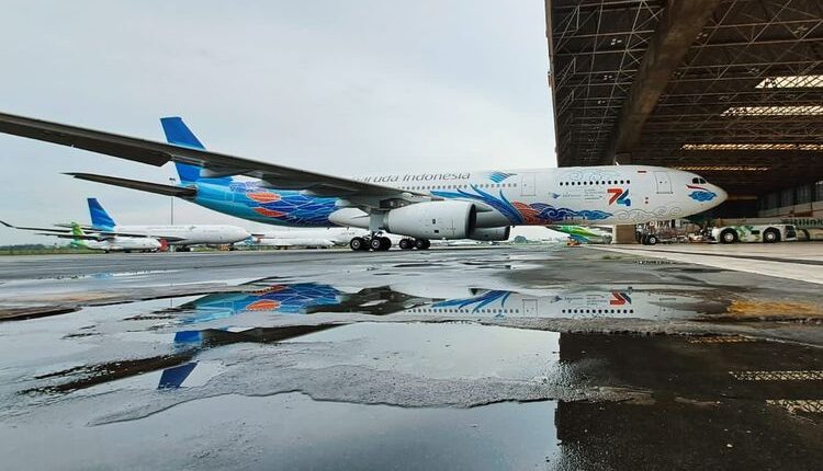 Pesawat Garuda Indonesia yang badannya (livery) dihiasi motif batik mega mendung dan awan.(Dok. Garuda Indonesia)