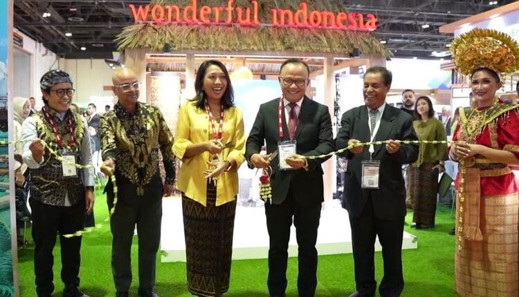 Deputi Bidang Pemasaran Kemenparekraf, Ni Made Ayu Marthini (ketiga dari kiri), dalam pembukaan Pavilion Indonesia di Arabian Travel Market (ATM) Dubai 2023 yang berlangsung di Dubai World Trade Centre pada Senin (1/5/2023).(Dok. Kementerian Pariwisata dan Ekonomi Kreatif)