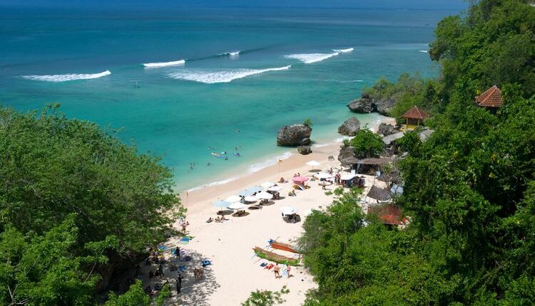Pantai Padang Padang di Desa Pecatu, Kecamatan Kuta Selatan, Kabupaten Badung, Bali(Shutterstock/Camila Se)