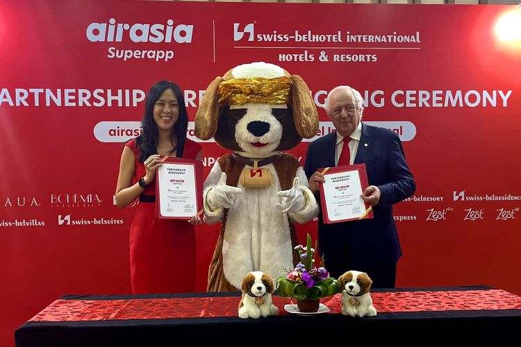 (Kiri-kanan) Tan Mai Yin, Chief Commercial Officer airasia Superapp beserta Gavin M. Faull, Chairman & President of Swiss-Belhotel International dalam acara penandatanganan perjanjian kemitraan antara airasia Superapp dan Swiss-Belhotel International yang berlangsung di Swiss-Belresort Watu Jimbar Bali(DOK AIRASIA SUPERAPP)