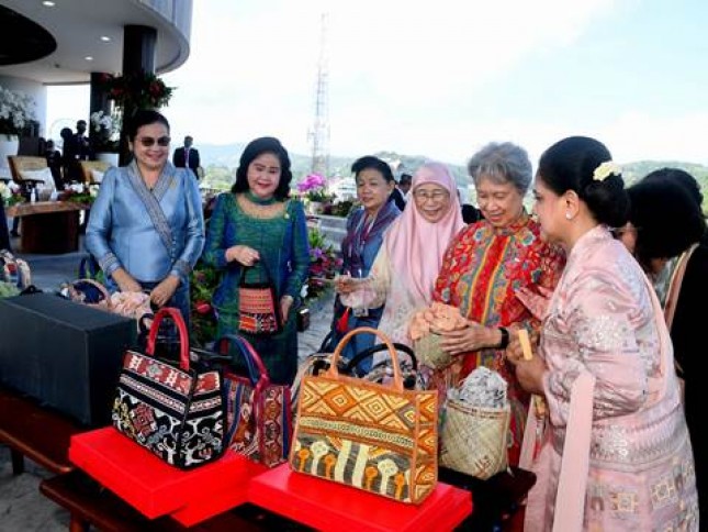 Ibu Iriana Kenalkan Wisata Labuan Bajo