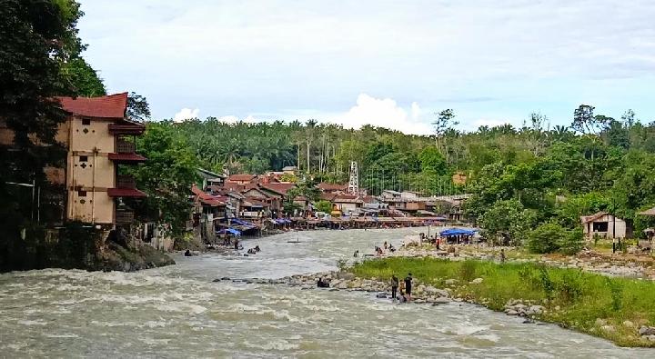Suasana Bukit Lawang, kota kecil di pintu masuk Taman Nasional Gunung Leuser. Bukit Lawang berada di Kabupaten Langkat, Sumatera Utara. TEMPO/Abdi Purmono