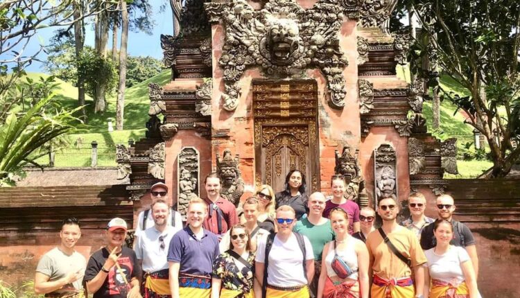Ilustrasi Turis manca negara saat berkunjung ke Tirta Empul, Tampak Siring. Foto: Facebook resmi Vahed Kenarang
