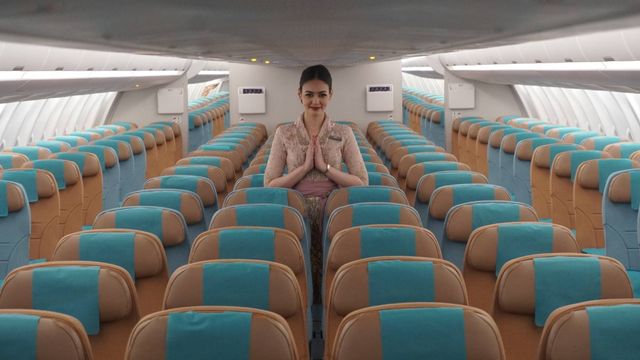 Seorang pramugari berada di kursi penumpang pesawat Garuda Indonesia Airbus A330-900 Neo. Foto: Iqbal Firdaus/kumparan