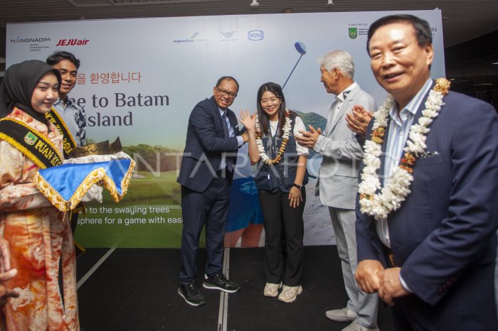 Direktur Utama PT Bandara Internasional Batam Pikri Ilham Kurniansyah (ketiga kiri) mengalungkan bunga pada seorang penumpang pesawat maskapai penerbangan Jeju Air dari Korea Selatan saat tiba di Bandara Internasional Hang Nadim, Batam, Kepulauan Riau, Sabtu (20/5/2023). PT Bandara Internasional Batam (BIB) Hang Nadim membuka layanan penerbangan carter perdana rute Korea Selatan-Batam-Korea Selatan menggunakan maskapai Jeju Air untuk memperluas konektivitas yang ditargetkan mampu meningkatkan sektor pariwisata dan perekonomian serta menjadikan Batam sebagai Hub udara Indonesia bagian barat. ANTARA FOTO/Teguh Prihatna/aww.