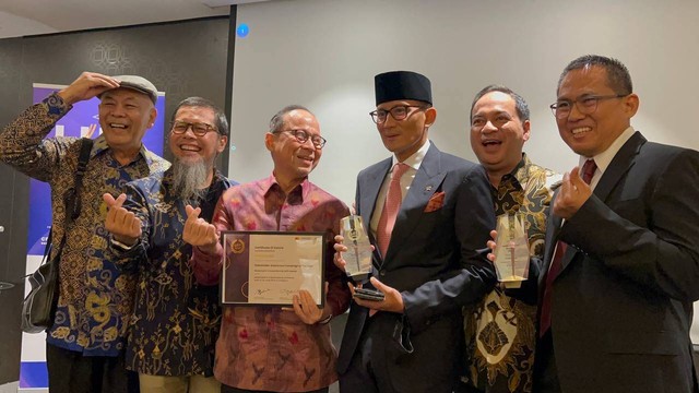 Menparekraf Sandiaga Uno ketika menerima penghargaan Mastercard Crescent Rating Global Muslim Travel Index 2023 di Singapura pada Kamis (1/6/2023). Foto: Dok. Istimewa