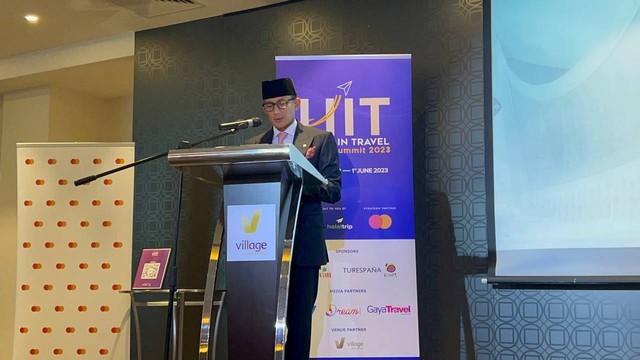 Menparekraf Sandiaga Uno ketika menerima penghargaan Mastercard Crescent Rating Global Muslim Travel Index 2023 di Singapura pada Kamis (1/6/2023). Foto: Dok. Istimewa