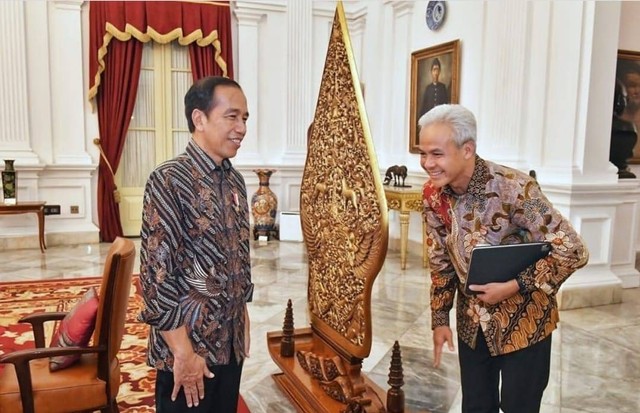 Gubernur Jawa Tengah Ganjar Pranowo (kanan) berbincang dengan Presiden Joko Widodo saat menghadiri ratas tentang pengelolaan Candi Borobudur. Foto: Dok. Tim Media Ganjar Pranowo