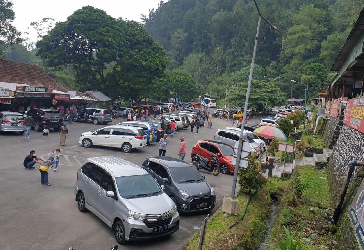 Wisatawan memadati destinasi wisata Kaliurang di Kabupaten Sleman, Yogyakarta, Minggu, 13 Maret 2022, seusai Gunung Merapi menyemburkan awan panas hingga lima kilometer. TEMPO | Pribadi Wicaksono