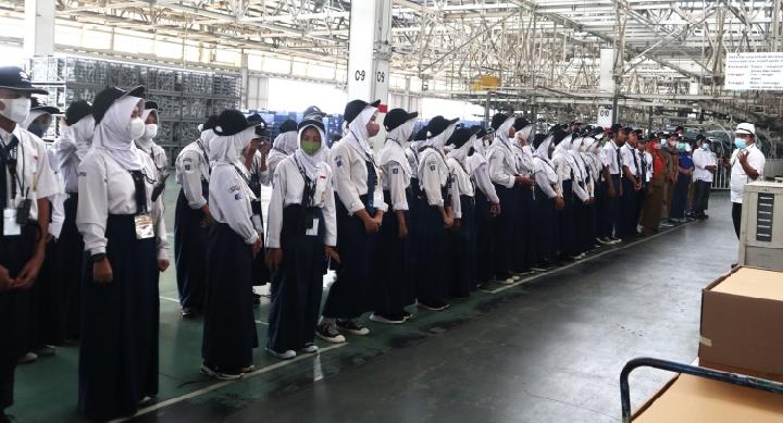 Pelajar SMP mengunjungi pabrik perakitan Suzuki. (Suzuki)