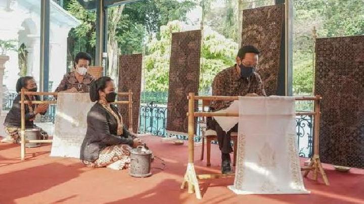 Raja Keraton Yogya Sri Sultan Hamengku Buwono X saat menutup ajang Jogja International Batik Biennale (JIBB) 2021, November 2021 di Pendapa Agung Kedhaton Ambarrukmo, Sleman Yogyakarta. Dok.istimewa
