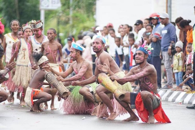 Apen Bayeren, sebuah atraksi jalan di atas bara batu. Merupakan salah satu tarian khas Biak Numfor yang lekat dengan unsur budaya juga unsur magis. (DOK. Biak Nurmfor)