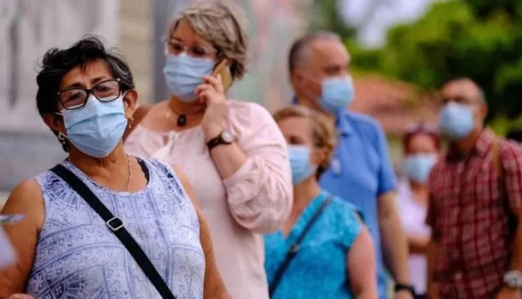 Ilustrasi warga pakai masker Foto: ANTARA FOTO/REUTERS/Alejandra Cardona
