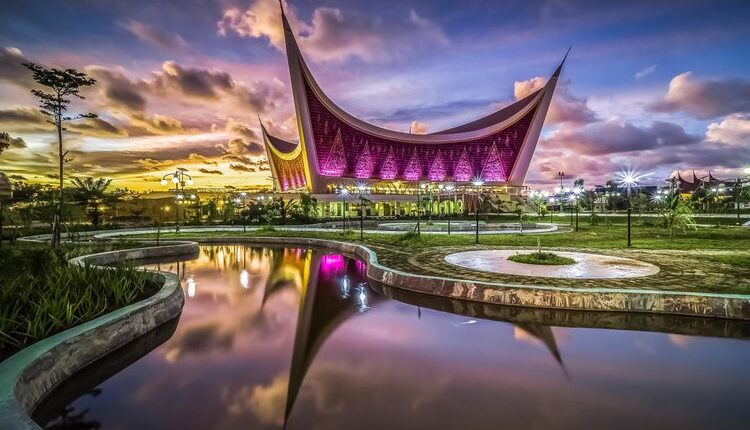 Masjid Raya Sumatera Barat yang meraih penghargaan internasional(Shutterstock/Erico Setiawan)
