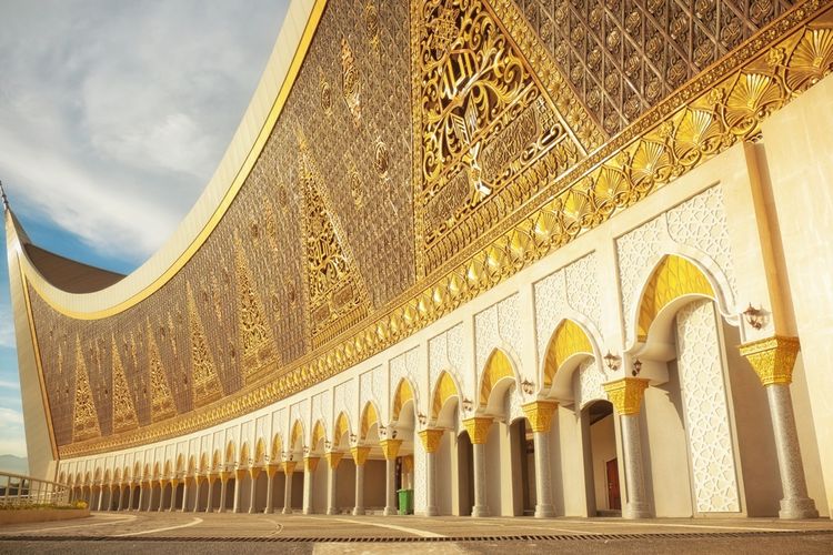 Unsur khas Minangkabau dalam Masjid Raya Sumatera Barat(Shutterstock/Ujeew)