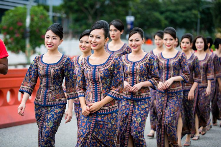 Ilustrasi Singapore Girl, sebutan pramugari Singapore Airlines, mengenakan seragam sarong kebaya ikonis.(FACEBOOK SINGAPORE AIRLINES)