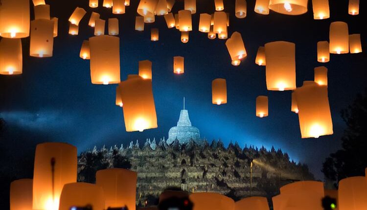 Ilustrasi pelepasan lampion di Candi Borobudur saat perayaan Waisak.(SHUTTERSTOCK/ZAKKI AHMADA)