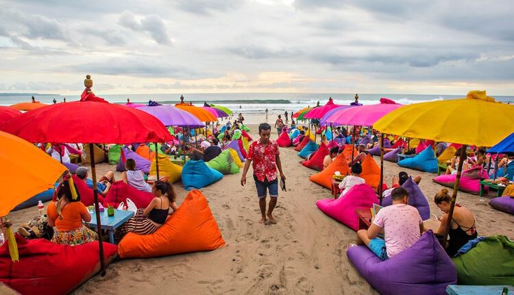 Ilustrasi wisatawan mancanegara di Seminyak, Bali.(Dok. Shutterstock/Sony Herdiana)