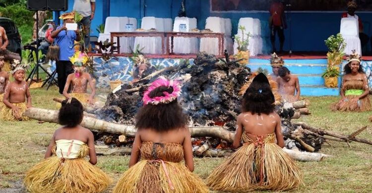 Apen Bayeren, sebuah atraksi jalan di atas bara batu. Merupakan salah satu tarian khas Biak Numfor yang lekat dengan unsur budaya juga unsur magis. (DOK. Biak Nurmfor)