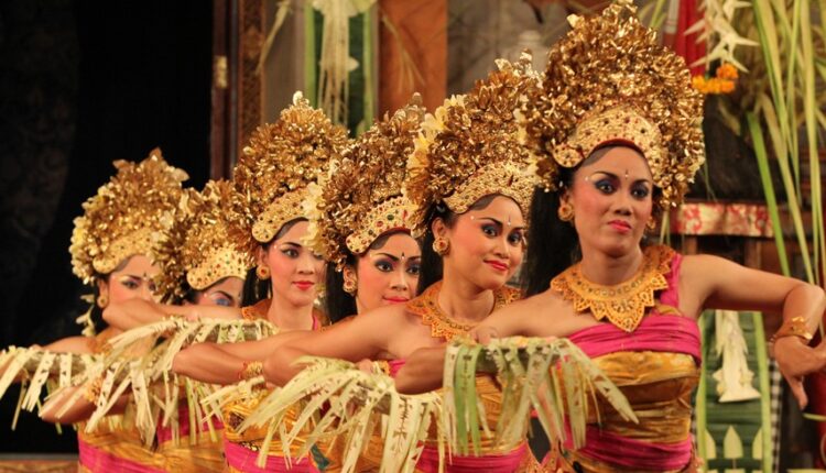 Tari Pendet Tari Penyambutan Dewa dan Manusia - Indonesia Kaya Foto: Indonesiakaya.com