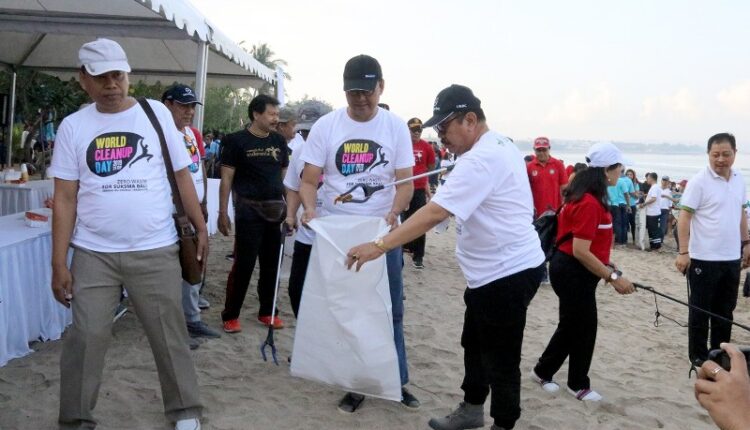 Wakil Gubernur Bali Tjokorda Oka Artha Ardhana Sukawati (Cok Ace) saat memimpin gerakan bersih pantai serangkaian peringatan World Cleanup Day ke-2 Tahun 2019, di Pantai Kuta Foto: kilasbali