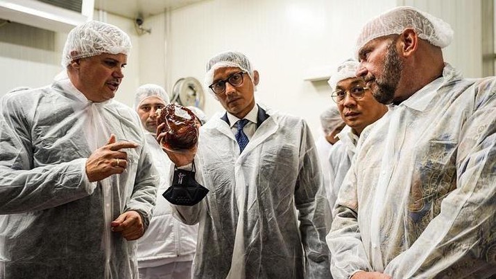 Foto: Sandiaga Uno menijau pabrik Rendang Bella Food di Plovdiv, Bulgaria (Tangkapan layar instagram @sandiuno)