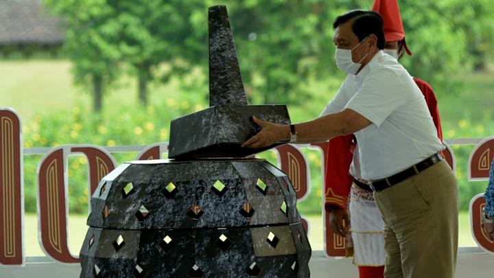 Menteri Koordinator Bidang Kemaritiman dan Investasi Luhut Binsar Panjaitan memasang replika stupa saat pembukaan Festival Joglosemar di kompleks Taman Wisata Candi (TWC) Borobudur, Magelang, Jawa Tengah, Kamis 20 Mei 2021. Festival Joglosemar diselenggarakan atas kerjasama Kementerian Perindustrian, Bank Indonesia, Pemerintah Provinsi Jawa Tengah dan DI Yogyakarta untuk mendukung Gerakan Nasional Bangga Buatan Indonesia (BBI) dengan mengusung tema Artisan of Java yang diharapkan mampu membangkitkan perekonomian Usaha Mikro Kecil dan Menengah/Industri Kecil dan Menengah (UMKM/IKM). ANTARA FOTO/Anis Efizudin