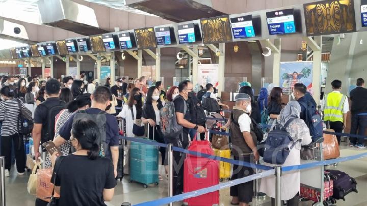 Suasana kepadatan penumpang di Bandara Soekarno-Hatta pada H-3 Lebaran atau 19 April 2023, yang merupakan puncak arus mudik Lebaran 2023. TEMPO/JONIANSYAH HARDJONO