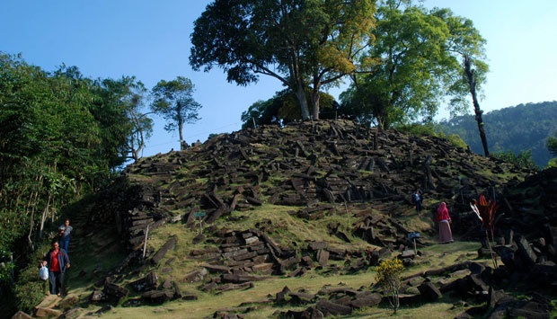 Wisatawan mengunjungi teras bawah situs megalitik Gunung Padang, Desa Karyamukti, Cianjur, 17 September 2014. Saat ini, wisatawan hanya diperkenankan mengunjungi teras punden berundak paling bawah. TEMPO/Prima Mulia