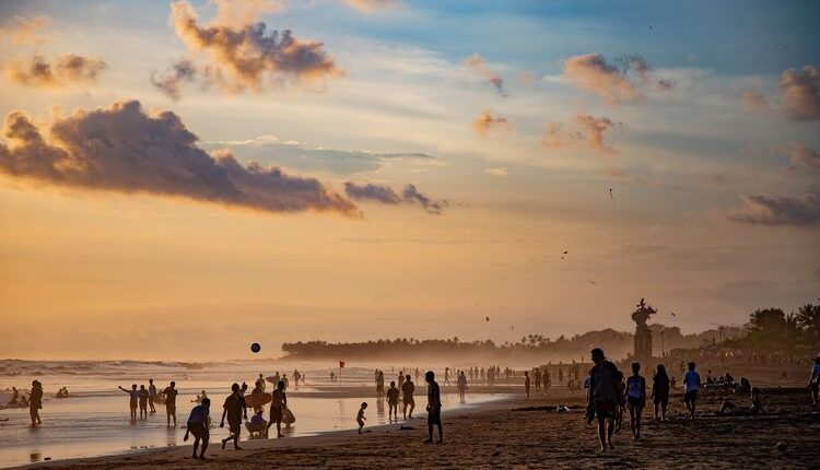 Ilustrasi wisatawan yang datang ke destinasi wisata di Bali.(PIXABAY/PEGGY_MARCO)