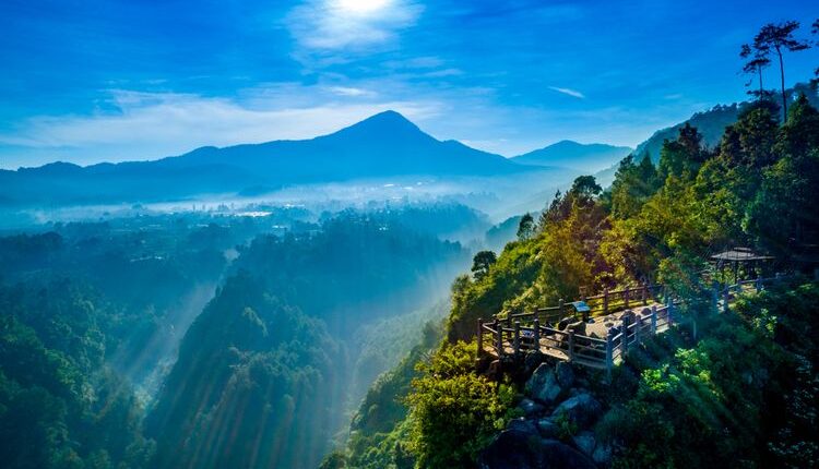 Tebing Keraton di Kabupaten Bandung Barat.(SHUTTERSTOCK/AKMAD DODY FIRMANSYAH)