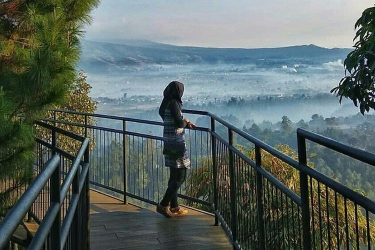 Pemandangan di Tebing Keraton Bandung(Dok. https://tahurabandung.com)