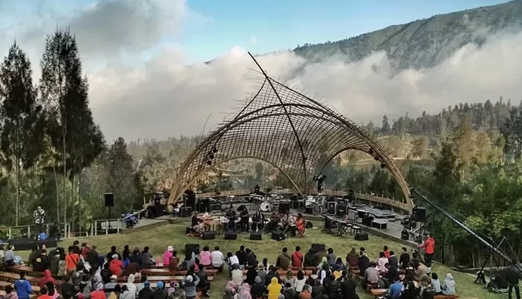 Jazz Gunung Bromo 2022 akan kembali digelar di Amfiteater Terbuka Bromo, Jiwa Jawa Resort Bromo, pada 22 - 23 Juli 2022 (Foto: Instagram JazzGunung)