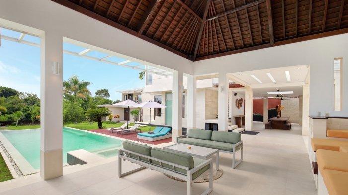 Nara Villa menawarkan desain modern dengan seni interior yang unik, serta taman yang luas dan kolam renang untuk membuat acara bersama keluarga. Vila ini memiliki layanan mewah yaitu, Four/Five Bedroom Villa dengan a Private Pool