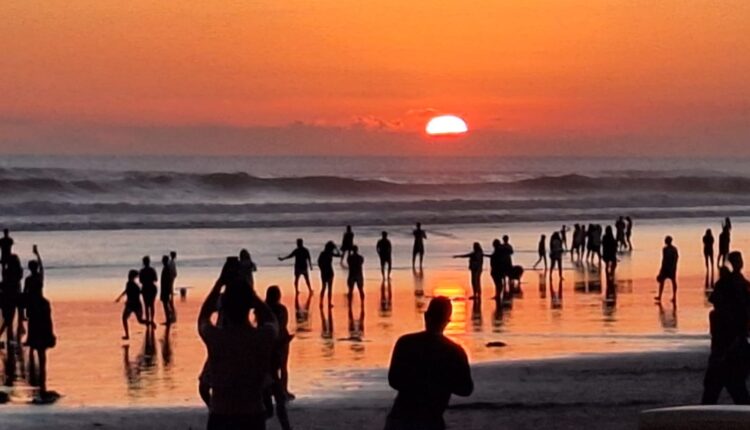 Ilustrasi Wisatawan domestik dipantai Seminyak Foto: Arman