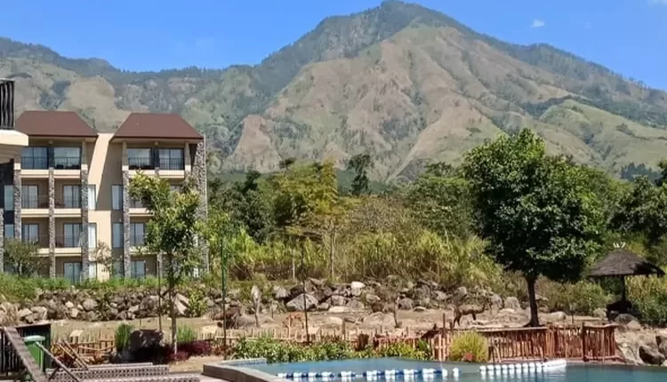 Pemandangan View Hotel Safari Resort beserta gunung Sumber foto : instagram @baobab.safariprigen