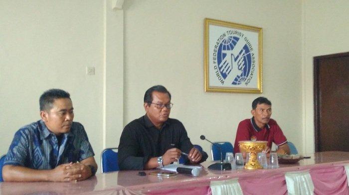 Ketua DPD HPI Bali, I Nyoman Nuarta (tengah) didampingi divisi Spanyol dan Italia, di Kantor HPI Bali, pada Kamis 13 Juli 2023