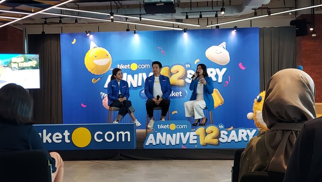 Co-Founder & Chief Marketing Officer tiket.com, Gaery Undarsa (tengah) dan VP Brand & Marketing tiket.com, Maria Risa Puspitasari (kiri) saat acara ulang tahun ke-12 tiket.com dengan tema BEBAS, Birthday ke Dua Belas" yang digelar di Jakarta. Foto: Gitario Vista Inasis/kumparan