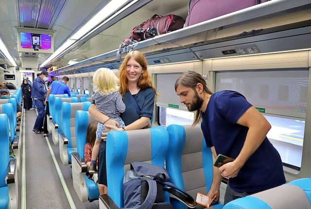WNA naik kereta api. Foto: KAI