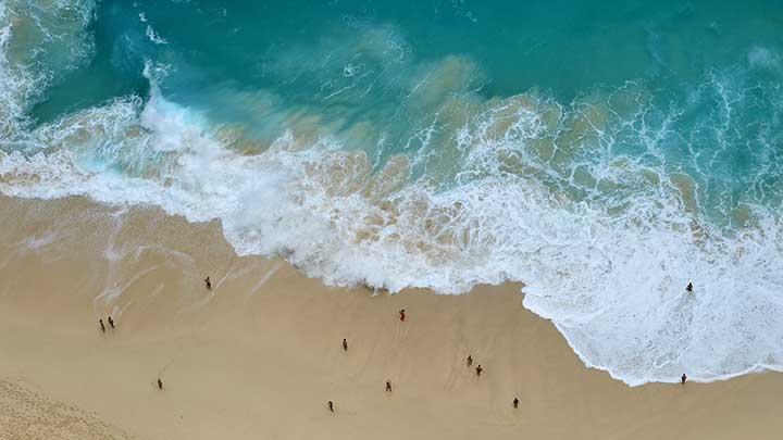 Wisatawan mengunjungi Pantai Kelingking, Nusa Penida, Klungkung, Bali, Sabtu 17 September 2022. Kunjungan wisatawan ke Nusa Penida yang merupakan salah satu destinasi pariwisata unggulan di Bali itu saat ini terus meningkat dengan rata-rata kunjungan 2.000 hingga 3.000 orang wisatawan per hari. ANTARA FOTO/Fikri Yusuf