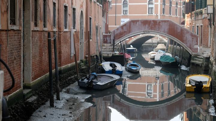 Potret kanal yang mengering di Venesia, Italia, 17 Februari 2023. Musim dingin yang kering membuat air di kanal-kanal Kota Venice atau Venesia menyusut. REUTERS/Manuel Silvestri
