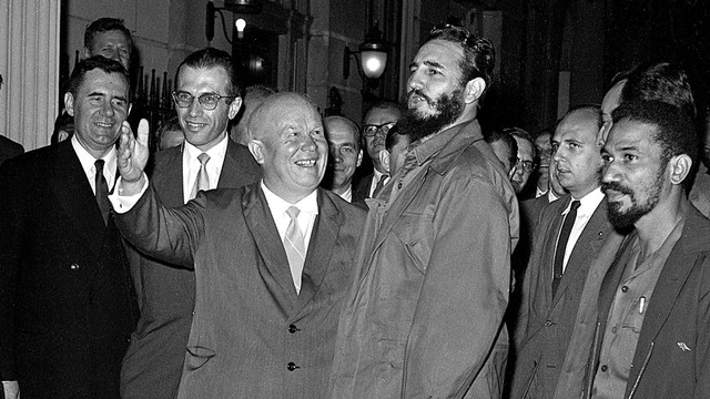 Perdana Menteri Soviet Nikita Khrushchev menyambut Perdana Menteri Kuba Fidel Castro di markas besar delegasi Uni Soviet di New York, 23 September 1960. Foto: AP Photo