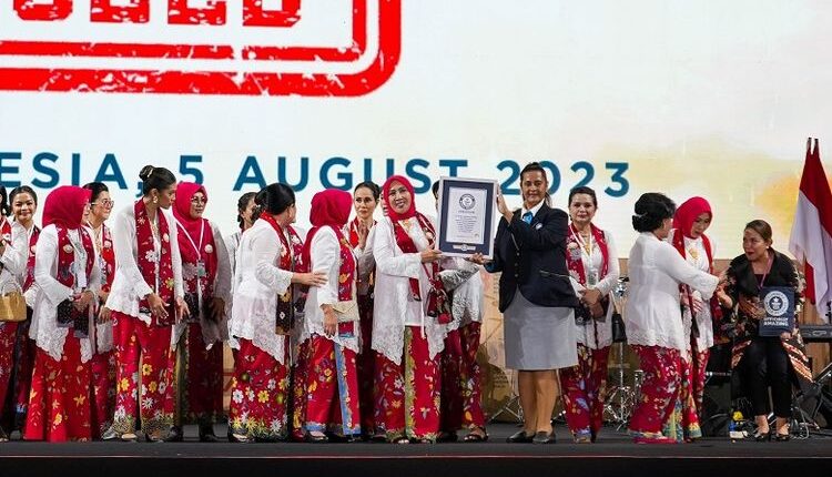 Penyerahan penghargaan GWR untuk Indonesia karena berhasil mengadakan pergelaran angklung terbesar di dunia.(Dok. Kemendikbudristek)